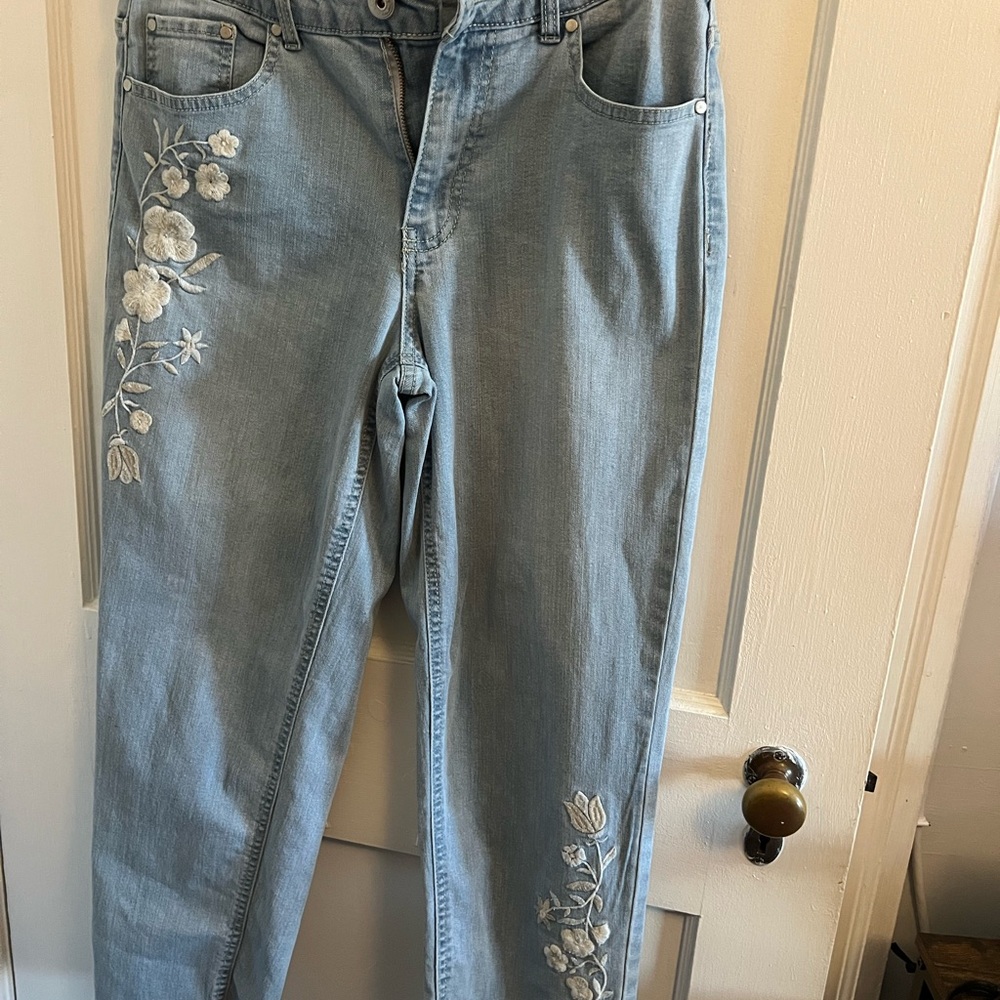 Camila Coelho Light Blue Straight-Leg Jeans with White Floral Embroidery Sz 6
